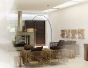 Sala de estar moderna en interiores durante el día - foto de stock