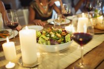 Salatschüssel auf dem Tisch bei Dinnerparty — Stockfoto