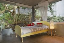 Modernes Luxus-Haus präsentiert Interieur Kinderzimmer, das von Fenstern umgeben ist — Stockfoto