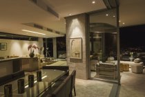 Illuminato moderno lusso casa vetrina interni — Foto stock