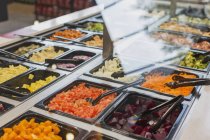 Salada itens bar e pinças no mercado de mercearia — Fotografia de Stock