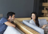 Paar unterhält sich zu Hause im Wohnzimmer — Stockfoto