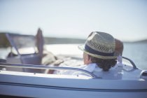 Uomo più anziano relax in barca sull'acqua — Foto stock