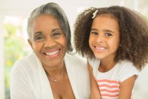 Крупним планом портрет усміхненої бабусі і онуки — стокове фото