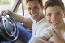 Батько і син їдуть в машині разом — стокове фото