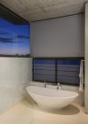 Intérieur de luxe de la maison, baignoire trempée dans la salle de bain moderne — Photo de stock