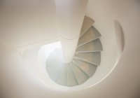 Escadaria espiral branca dentro de casa — Fotografia de Stock