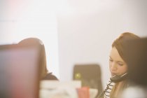 Donna d'affari che parla al telefono in ufficio moderno — Foto stock