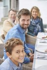 Ritratto sorridente famiglia multi-generazione godendo pranzo patio — Foto stock