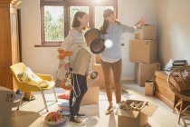 Mother helping young adult daughter moving into new apartment — Stock Photo