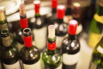Primer plano de botellas de vino descorchadas - foto de stock