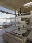 Modernes, luxuriöses Wohnhaus präsentiert Interieur-Wohnzimmer — Stockfoto