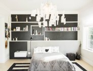 Moderner Kronleuchter aus Papier, der über dem Bett im Schlafzimmer hängt — Stockfoto