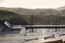 Солнечный спокойный дом витрина патио и бассейн на закате — стоковое фото
