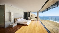 Terrasse à la maison moderne de luxe contre mer — Photo de stock