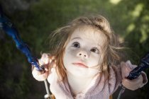 Дитяча дівчина сидить на свіжому повітрі — стокове фото