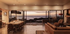 Интерьер дома с видом на океан на закате — стоковое фото