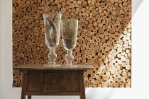 Jarrones y troncos de madera en casa moderna - foto de stock