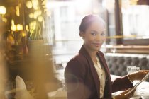 Бізнес-леді, використовуючи цифровий планшет в ресторані — стокове фото