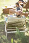Visão traseira do homem mais velho relaxante na cadeira de gramado — Fotografia de Stock