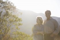 Retrato de feliz pareja de ancianos al aire libre - foto de stock