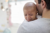 Батько тримає плаче дитина хлопчик — стокове фото