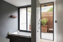 Moderne, salle de bain intérieure vitrine avec baignoire et douche — Photo de stock