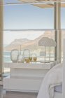 Современный роскошный тумбочка и декор в домашней витрине спальни с видом на океан и горы — стоковое фото