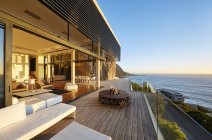 Moderno patio di lusso con camino e vista sull'oceano — Foto stock