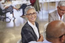 Портрет улыбающейся деловой женщины на встрече в современном офисе — стоковое фото
