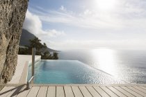 Moderna piscina con vistas al océano - foto de stock