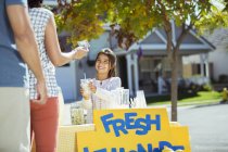 Mädchen verkauft Limonade am Limonadenstand — Stockfoto