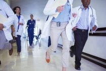 Ärzte und Krankenschwestern stürmen Krankenhausflur — Stockfoto
