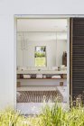Дверний отвір для сучасної ванної в приміщенні вдень — стокове фото