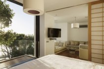 Сонячна спальня з балконом — стокове фото