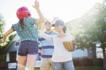 Famiglia che gioca a baseball all'aperto — Foto stock