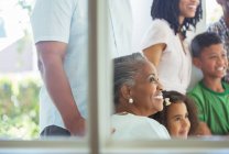 Glückliche mehr-Generationen-Familie auf Veranda — Stockfoto