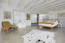 Сучасний, мінімалістичний домашній вітрина інтер'єру готелю спальня з дерев'яними балками склепінчасті стелі і ванна — стокове фото