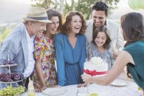 Счастливая красивая семья празднует день рождения тортом — стоковое фото