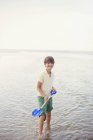Retrato menino sorridente com pá no oceano surf na praia de verão — Fotografia de Stock