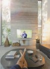 Mann aus persönlicher Perspektive schaut Fußball im Wohnzimmer im Fernsehen — Stockfoto