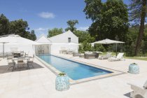 Luxus-Pool gegen Haus — Stockfoto