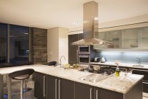 Blick auf moderne häusliche Küche drinnen — Stockfoto
