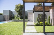 Soleggiato cortile moderno durante il giorno — Foto stock
