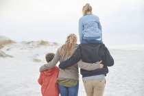 Famille affectueuse marchant sur la plage d'hiver — Photo de stock
