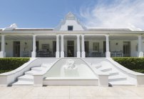 Exterior view of Luxury house with fountain — Stock Photo
