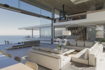 Moderna, casa de luxo vitrine interior sala de estar com vista para o mar — Fotografia de Stock