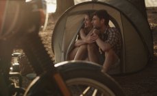 Affectueux jeune couple dans la tente — Photo de stock