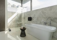Vasca da bagno in bagno moderno soleggiato — Foto stock