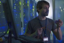 Serverraum-Techniker untersucht Kabel am Computer — Stockfoto